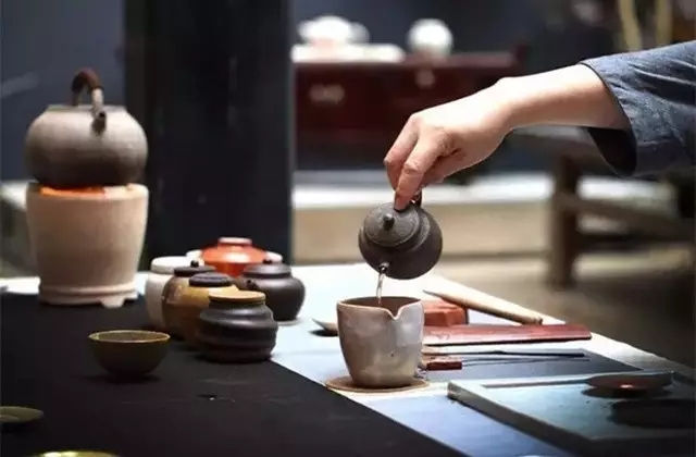 逢人且说三分话，未可全抛一片心 图1