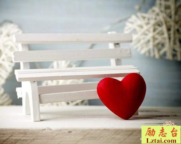 再也不见的爱情伤感说说：属于我的男孩也在前方等我
