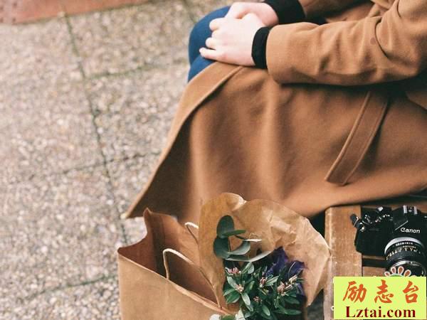 一个人享受孤独的句子说说：一个人更自由，更顺自己心意