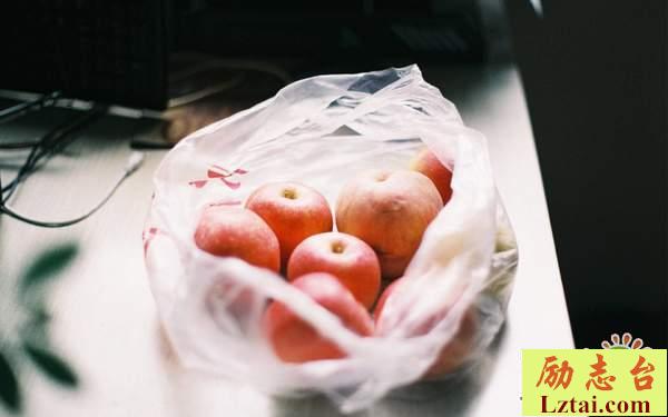 人不轻狂枉少年的情感说说语录：成长很痛苦，却又是不得不经历的过程