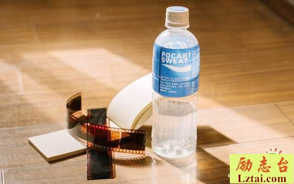 伤感说说大全送给孤独的自己：走过了孤独，我就与世界格格不入了
