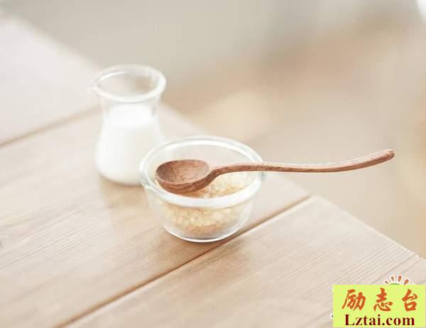 活出自己的人生励志语录说说：即使荆棘遍地，也要奋勇向前