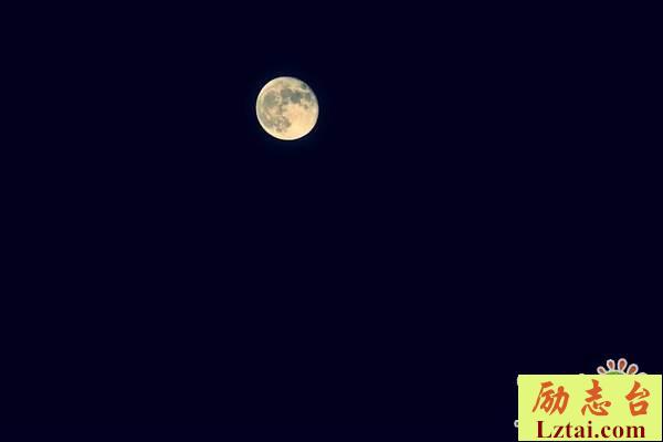 夜晚一个人承受孤独的心情说说：只有孤独是时间无法改变的