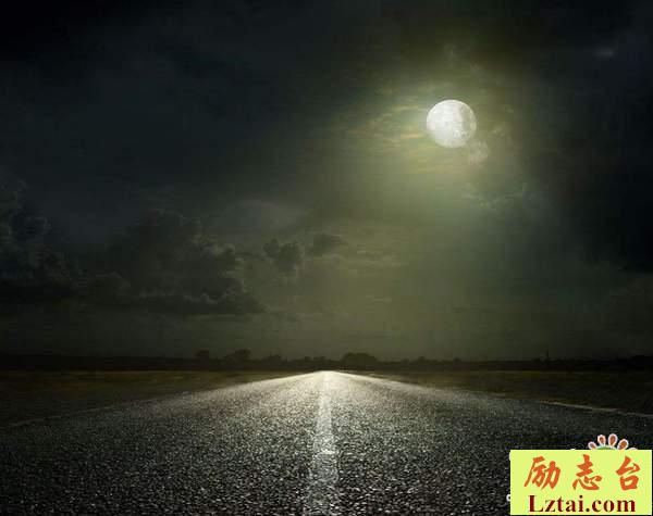 夜晚一个人承受孤独的心情说说：只有孤独是时间无法改变的