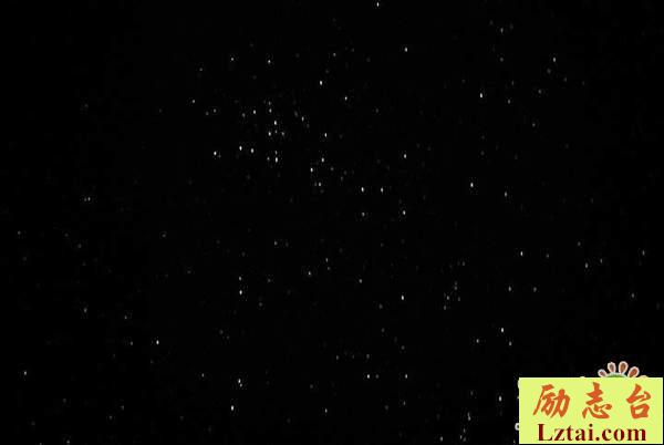 夜晚一个人承受孤独的心情说说：只有孤独是时间无法改变的