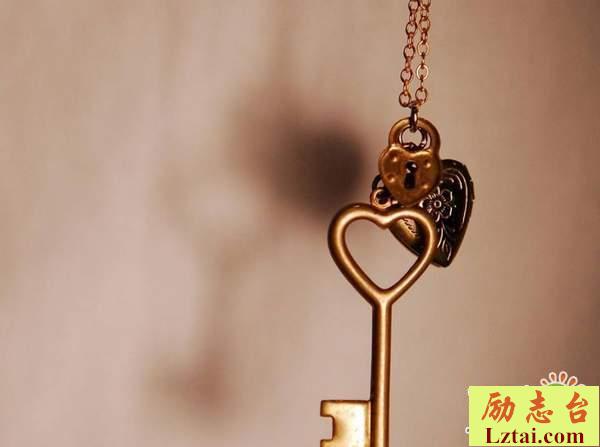 对一个人彻底死心失望的说说心情：其实啊，放弃也是一瞬间的事