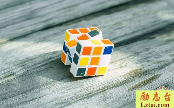 学会长大成熟的句子说说心情语录：一个人坚持向前走，无论前途是否崎岖