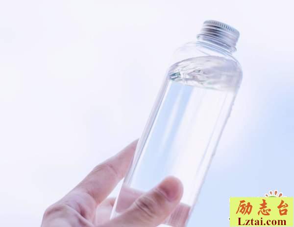 人生不易余生很短的心情说说语录：你们不知道，我并没有表面那么快乐
