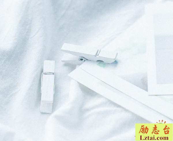 人要学会承受孤独的情感语录说说：你的孤独已无可救药