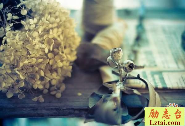 内心难过的说说心情语录：再怎么苦，也不能委屈自己