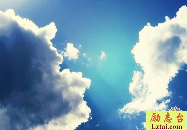 人总是在不断的成长感悟人生语录：哪怕只剩自己，也要笑对生活