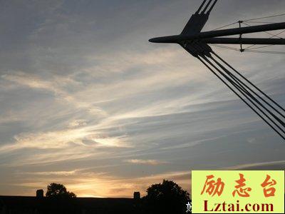 女人好像生来便会为人母，而男人却要学习怎样做父亲。。。