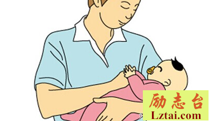 「 我左手托住她的屁股 」
