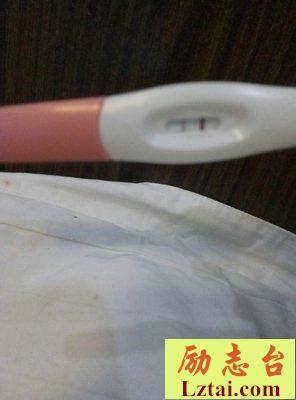 隐约听到男友电话那头有个女声说：“快点回来，今晚我等你”