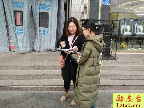 走访基层——实践团向群众分发问卷调查